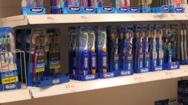 Oral-B ve Bilge Diş, bir alışveriş merkezinde satışta olan ürünleri fırçaladı: 03-03-22