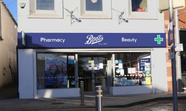 Larne Co Antrim Kuzey İrlanda 'daki Boots Sağlık ve Güzellik Perakendecisi eczanesi