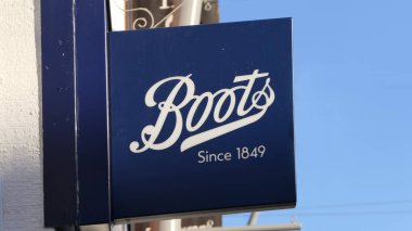 Larne Co Antrim Kuzey İrlanda 'daki Boots Sağlık ve Güzellik Perakendecisi eczanesi