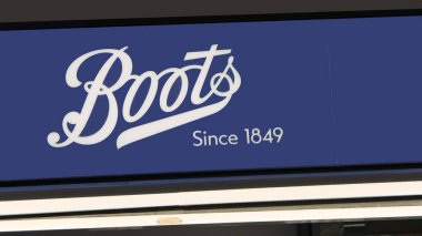 Larne Co Antrim Kuzey İrlanda 'daki Boots Sağlık ve Güzellik Perakendecisi eczanesi