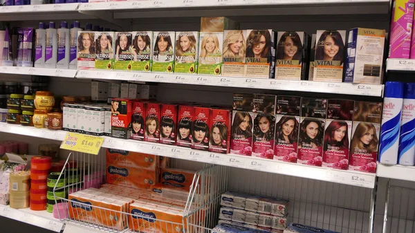 Garnier Schwarzkopf Otros Productos Capilares Expuestos Para Venta Centro Comercial — Foto de Stock