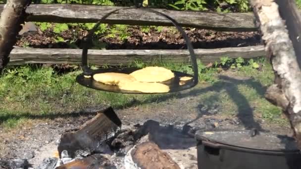 Old Woman Cooking Bread Griddle Fire Outdoors Ulster America Folk — 图库视频影像