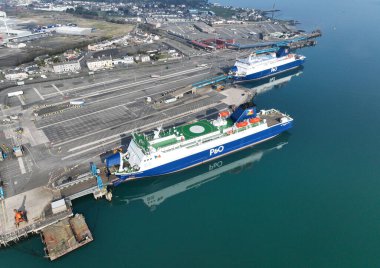 P ve O Car Ferry 'nin Avrupa Geçidi ve Highlander' ı Larne Cairnryan İskoçya 'da Larne N Ireland 26-03-22' de gözaltına alındı.