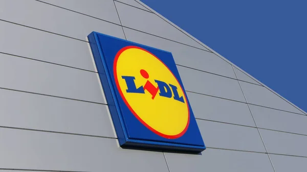 Логотип Lidl Sign Laharna Retail Park Larne Antrim Northern Ireland — стоковое фото