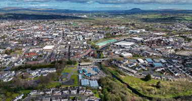 Arka plandaki St. Patricks Slemish Dağı 'nın Ballymena Endüstriyel ve Yerleşim Alanlarının Hava Fotoğrafı
