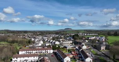 Broughshane köyünün klibi Braid St Patricks Slemish Mountain arka planda Antrim N Ireland