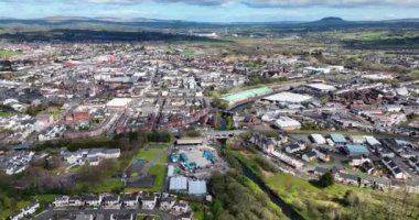 Adı: Ballymena Endüstriyel ve İkamet alanlarının arka plandaki St Patricks Slemish Dağı Eş Antrim N Ireland 'ın Hava Videosu