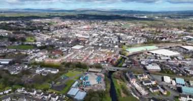 Adı: Ballymena Endüstriyel ve İkamet alanlarının arka plandaki St Patricks Slemish Dağı Eş Antrim N Ireland 'ın Hava Videosu