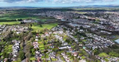Adı: Ballymena Endüstriyel ve İkamet alanlarının arka plandaki St Patricks Slemish Dağı Eş Antrim N Ireland 'ın Hava Videosu