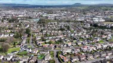 Adı: Ballymena Endüstriyel ve İkamet alanlarının arka plandaki St Patricks Slemish Dağı Eş Antrim N Ireland 'ın Hava Videosu