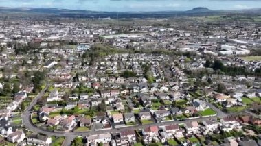 Adı: Ballymena Endüstriyel ve İkamet alanlarının arka plandaki St Patricks Slemish Dağı Eş Antrim N Ireland 'ın Hava Videosu