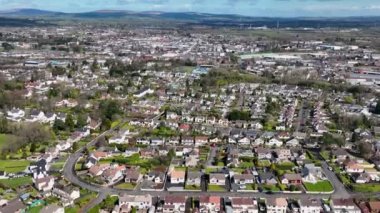 Adı: Ballymena Endüstriyel ve İkamet alanlarının arka plandaki St Patricks Slemish Dağı Eş Antrim N Ireland 'ın Hava Videosu