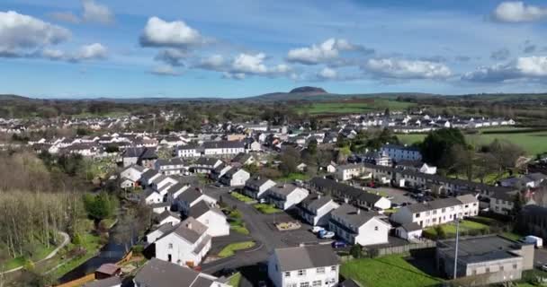 Légi Felvétel Broughshane Falu Braid Patricks Slemish Mountain Háttérben Antrim — Stock videók