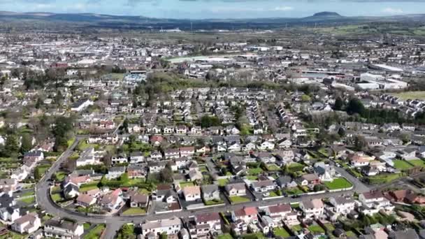 バリメナ工業 住宅地の空中ビデオ背景にあるセント パトリックス スレンズな山Coantrim Ireland — ストック動画