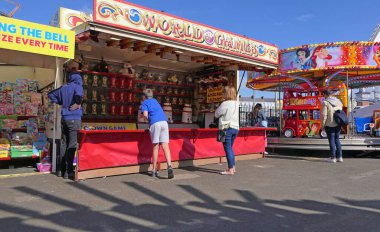 Curry 's Barry' nin Kuzey İrlanda 'daki Eğlence Portreleri' nde eğlenen çocuklar 29-05-22 