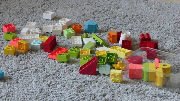 Mélange Morceaux Colorés Lego Assis Sur Tapis Intérieur — Photo