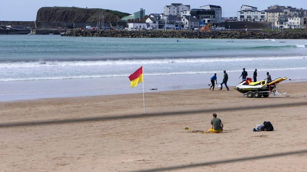 砂浜で海の危険性を示すためのビーチ警告フラグ — ストック写真