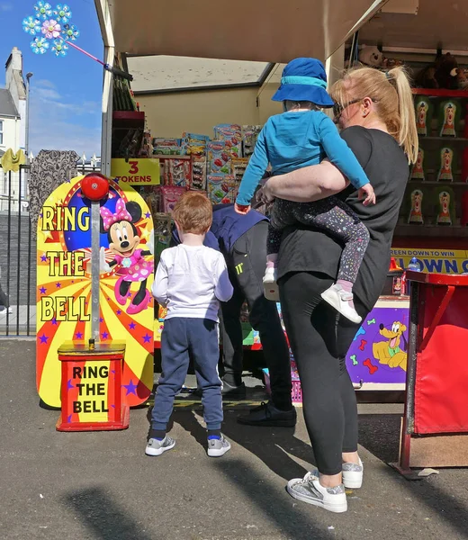 Crianças Desfrutando Dos Divertidos Passeios Curry Barry Amusements Portrush Irlanda — Fotografia de Stock