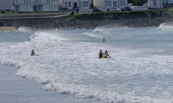 Surfistas Bodyboarders Disfrutando Las Olas Portrush Beach North Coast Antrim — Foto de Stock