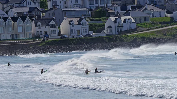 ポートラッシュビーチで波を楽しむサーファーとボディボーダー North Coast Antrim Northern Ireland — ストック写真