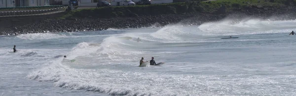 ポートラッシュビーチで波を楽しむサーファーとボディボーダー North Coast Antrim Northern Ireland — ストック写真