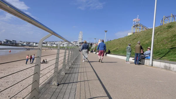 Portrush Beach North Coast Antrive Northern Ireland 태양을 즐기는 관광객 — 스톡 사진