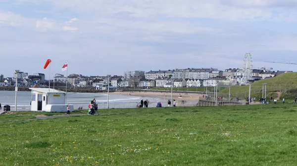Besucher Genießen Die Sonne Portrush Beach North Coast Antrim Nordirland — Stockfoto