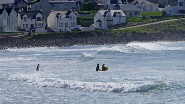 ポートラッシュビーチで波を楽しむサーファーとボディボーダー North Coast Antrim Northern Ireland — ストック写真