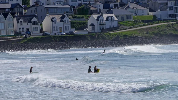 ポートラッシュビーチで波を楽しむサーファーとボディボーダー North Coast Antrim Northern Ireland — ストック写真