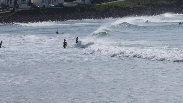 Surfers Bodyboarders Genieten Van Golven Portrush Beach North Coast Antrim — Stockfoto