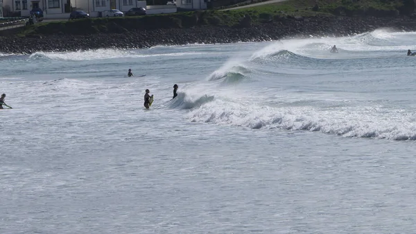 Portrush Beach North Coast Antriining Northern Ireland 파도를 즐기는 파도타기하는 — 스톡 사진