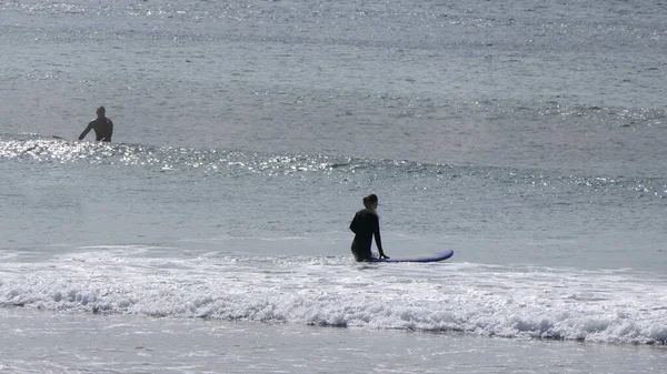 Surferzy Kulturyści Cieszący Się Falami Portrush Beach North Coast Antrim — Zdjęcie stockowe