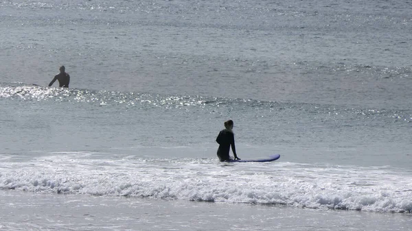 Surfare Och Bodyboardåkare Njuter Vågorna Vid Portrush Beach North Coast — Stockfoto