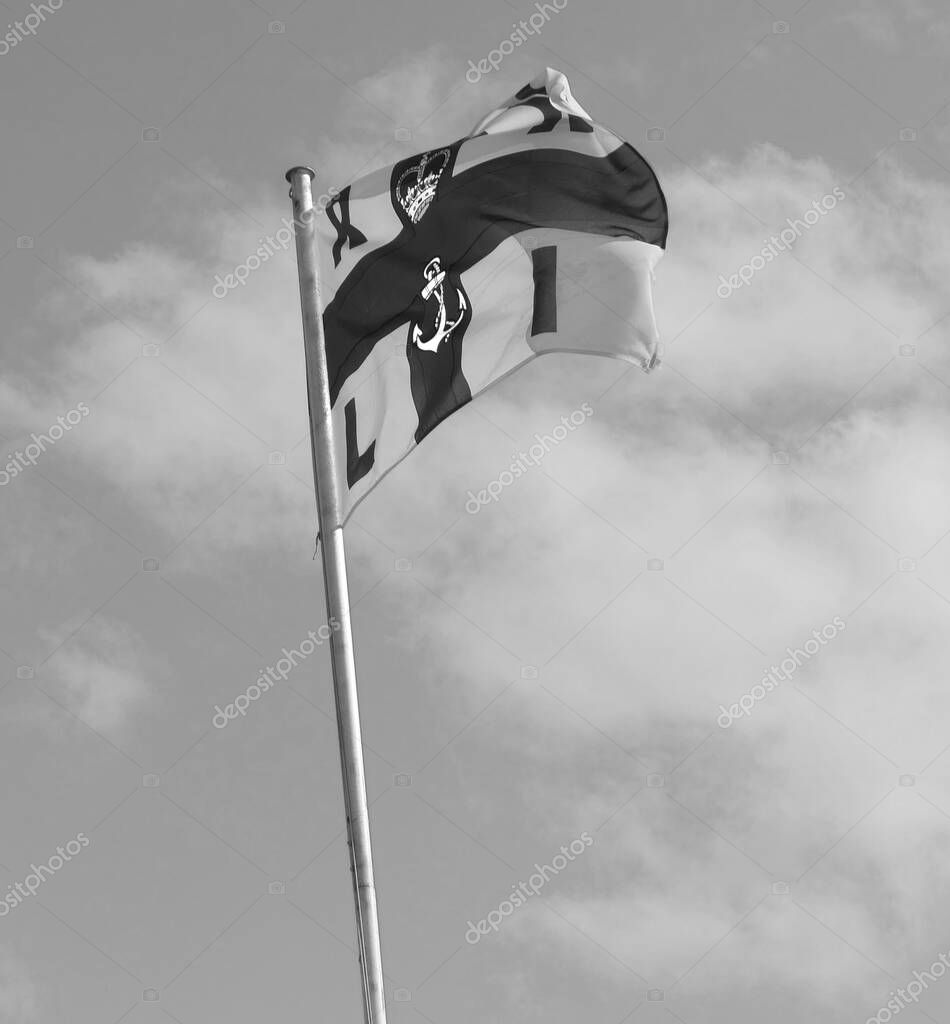 Bandera RNLI y windsock naranja y banderas de advertencia de playa que