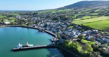 İrlanda Denizi 'ndeki Carlingford Village ve Lough County Louth' un klibi. 