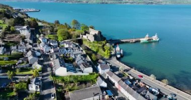  İrlanda Denizi 'ndeki King Johns Castle Carlingford Village ve Lough County Louth' un klibi 