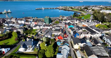 Carlingford Village ve Lough Co Louth İrlanda Denizi 'nin havadan çekilmiş fotoğrafı