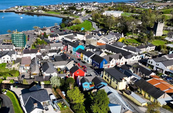 Carlingford村和Lough县爱尔兰口海地区五颜六色房屋的空中照片 — 图库照片