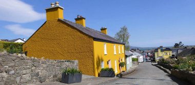 İrlanda 'da bir dağ köyünde renkli boyalı evler