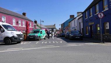 Carlingford Village 'da bir caddedeki renkli boyalı dükkanlar ve barlar İrlanda' nın Ortak Gençliği