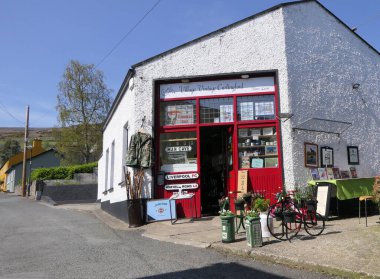Carlingford Village, Co Louth Ireland 'da bir caddedeki renkli boyalı dükkanlar ve barlar 06-06-22