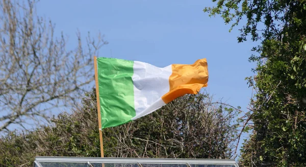 Ιρλανδική Εθνική Σημαία Που Κυματίζει Κήπο Στην Ιρλανδία — Φωτογραφία Αρχείου