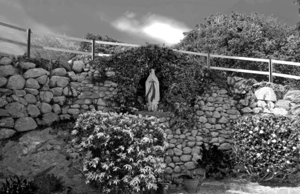 Statue Virgin Mary Lourdes France Basilica Grotto Carlingford Village Lough — Stock Photo, Image