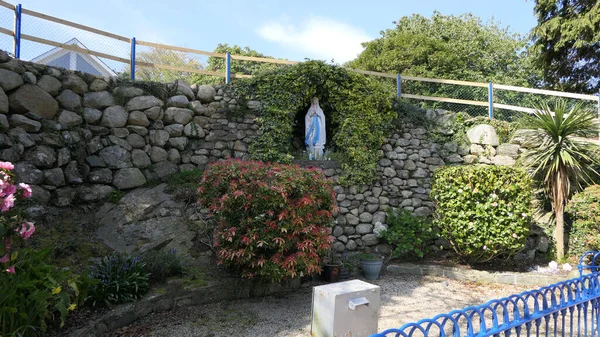 位于爱尔兰海Carlingford村和Lough县Louth的圣母玛利亚 卢尔德斯法国大教堂岩洞雕像 — 图库照片