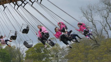 Çocuklar 1 Mayıs 2022 'de Shanes Şatosu' nda eğlence ve eğlencenin tadını çıkarıyorlar.