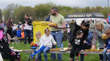 Shanes Şatosu 'ndaki kalabalık 1 Mayıs 2022 Buhar Mitingi' nde eğleniyor.