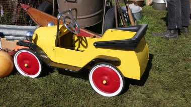 1 Mayıs 2022 'de Shanes Şatosu' nda çocuklar için oyuncak araba.