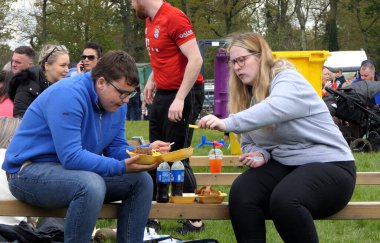 Shanes Şatosu 'ndaki kalabalık 1 Mayıs 2022 Buhar Mitingi' nde eğleniyor.