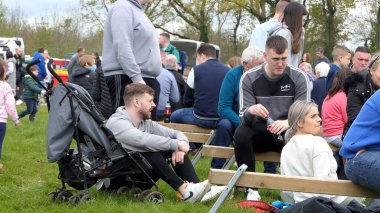 Shanes Şatosu 'ndaki kalabalık 1 Mayıs 2022 Buhar Mitingi' nde eğleniyor.