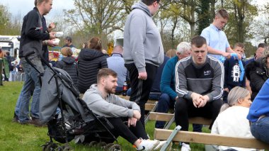 Shanes Şatosu 'ndaki kalabalık 1 Mayıs 2022 Buhar Mitingi' nde eğleniyor.